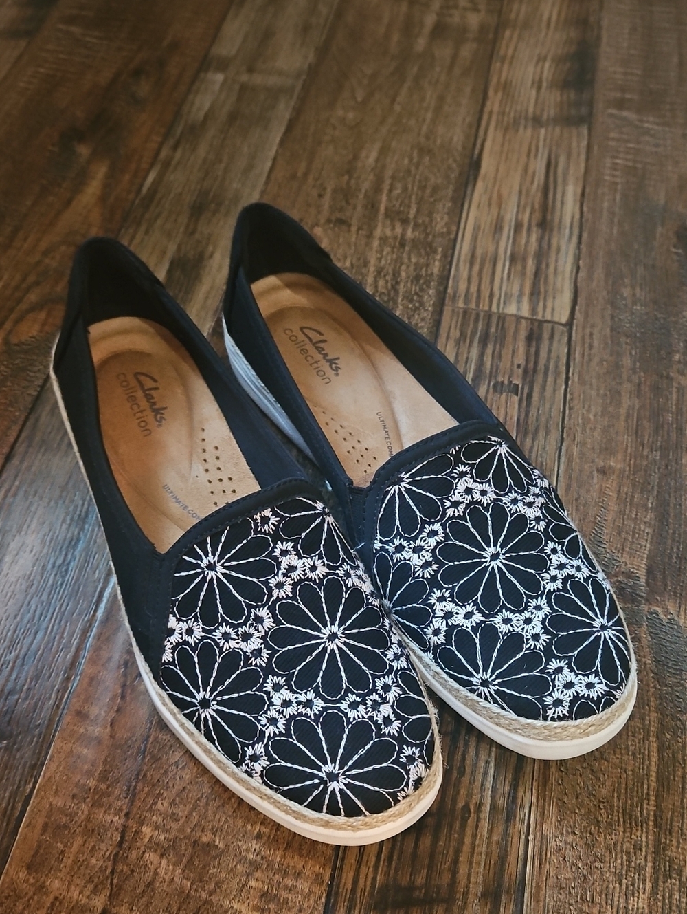 Clarks Casual Comfortable Black/white Floral Embroidered Slip On Flats Loafers